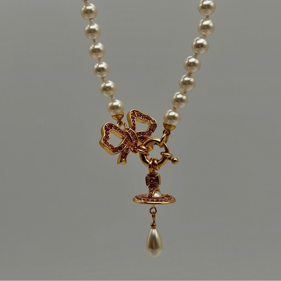 Elegant Pearl Necklace with Gold Accents - Picture 5 of 7